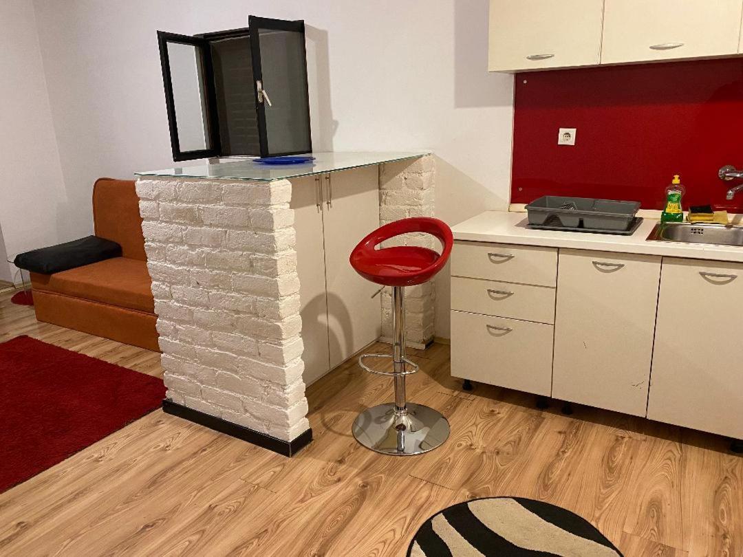 Adorable 1-Bedroom Guesthouse & Private Parking Place Velika Mlaka Buitenkant foto